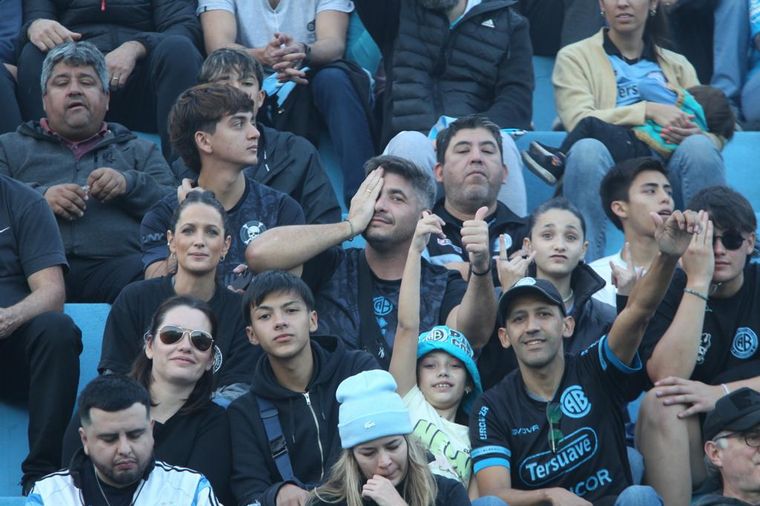 Los hinchas de Belgrano coparon las tribunas del Gigante de Alberdi.