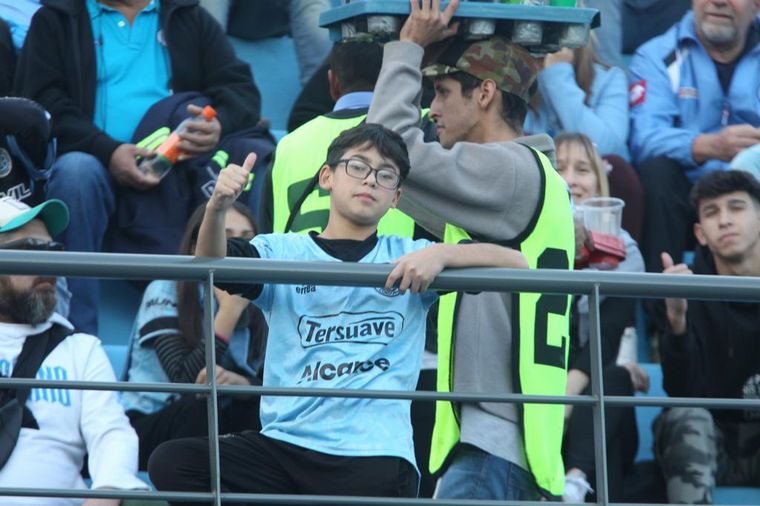 Los hinchas de Belgrano coparon las tribunas del Gigante de Alberdi.