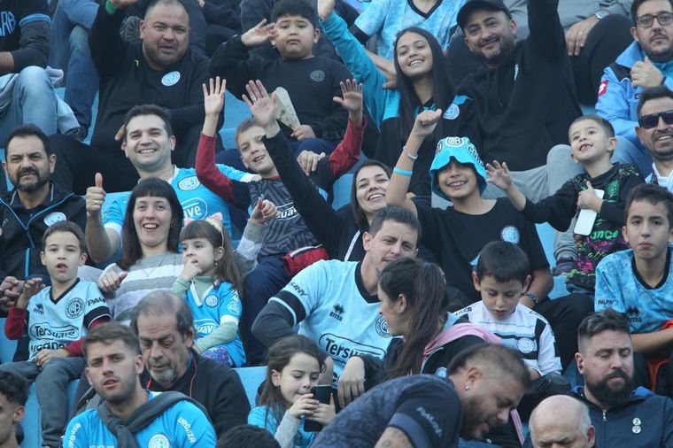 Los hinchas de Belgrano coparon las tribunas del Gigante de Alberdi.