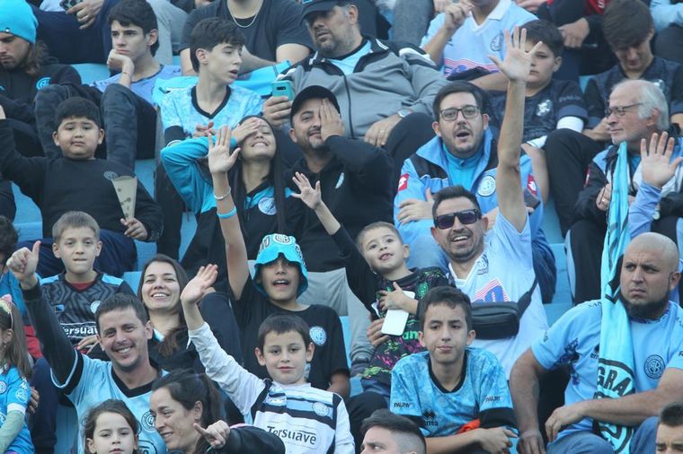 Los hinchas de Belgrano coparon las tribunas del Gigante de Alberdi.