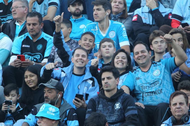 Los hinchas de Belgrano coparon las tribunas del Gigante de Alberdi.