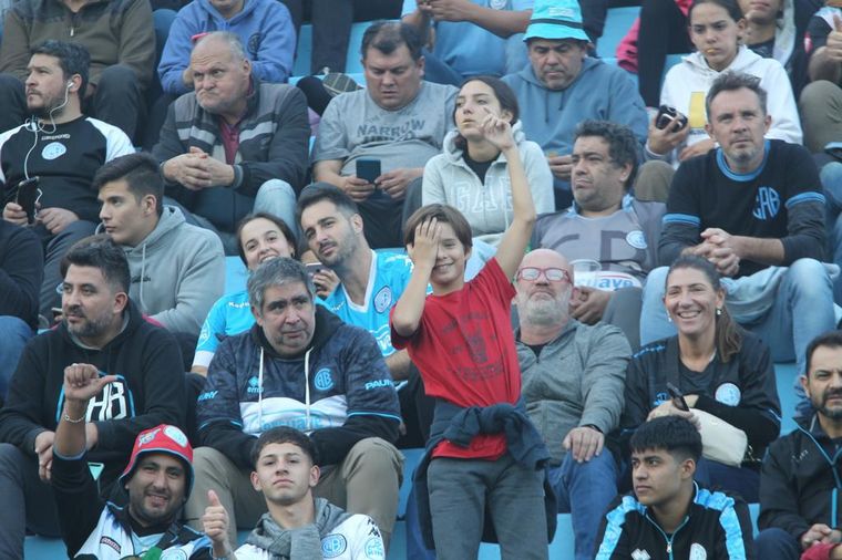 Los hinchas de Belgrano coparon las tribunas del Gigante de Alberdi.