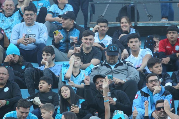 Los hinchas de Belgrano coparon las tribunas del Gigante de Alberdi.
