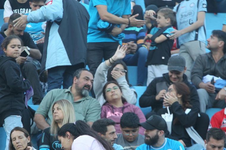 Los hinchas de Belgrano coparon las tribunas del Gigante de Alberdi.
