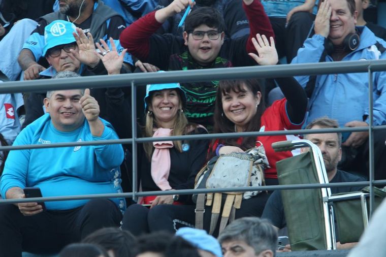 Los hinchas de Belgrano coparon las tribunas del Gigante de Alberdi.