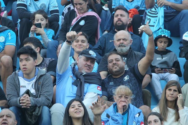 Los hinchas de Belgrano coparon las tribunas del Gigante de Alberdi.