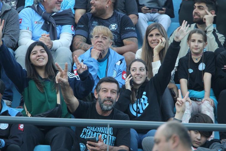 Los hinchas de Belgrano coparon las tribunas del Gigante de Alberdi.