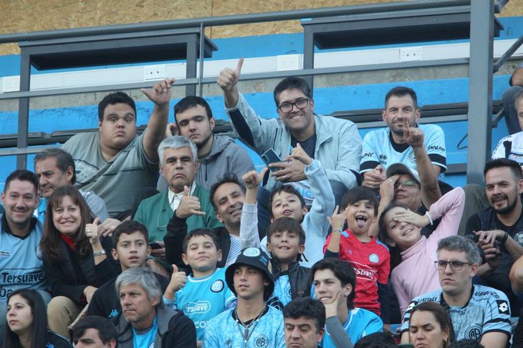 Los hinchas de Belgrano coparon las tribunas del Gigante de Alberdi.
