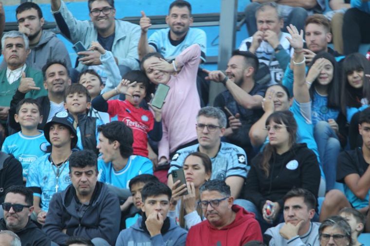Los hinchas de Belgrano coparon las tribunas del Gigante de Alberdi.