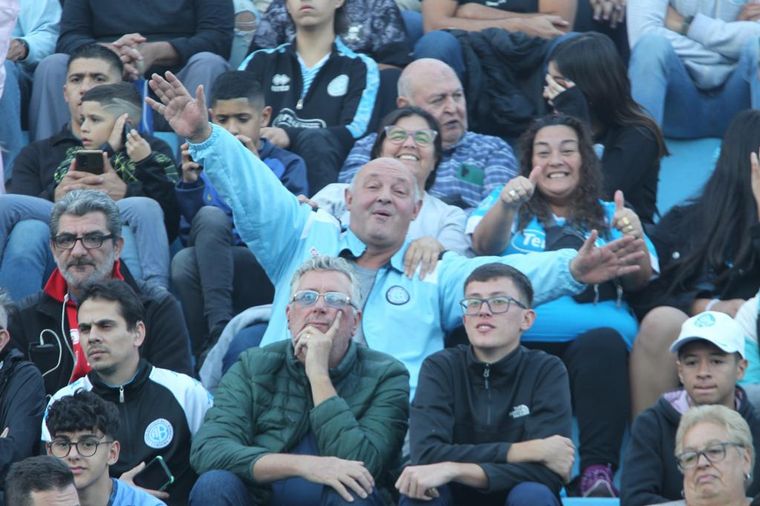 Los hinchas de Belgrano coparon las tribunas del Gigante de Alberdi.