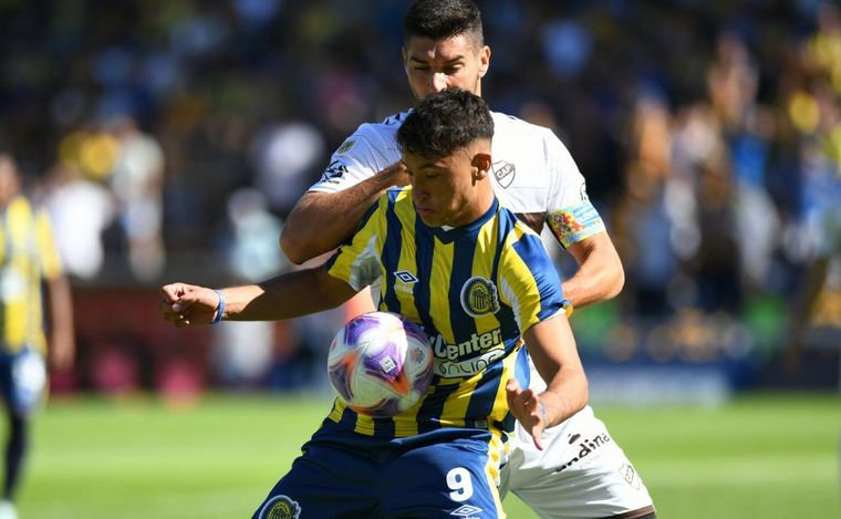 El juvenil Alejo Véliz volvió a marcar para el Canalla y se va a la Sub-20, feliz. 