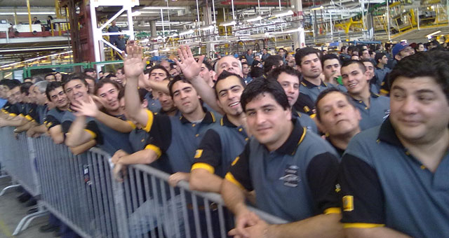 Los operarios de Renault durante la presentacion del nuevo modelo de la emrpresa