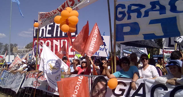 Militantes peronistas y de otros partidos políticos se movilizaron en Córdoba 