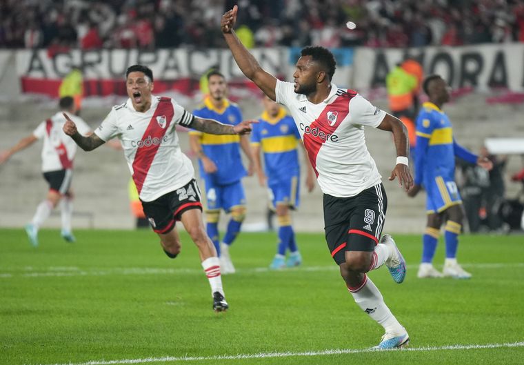 Miguel Borja festeja el tanto del triunfo para River.