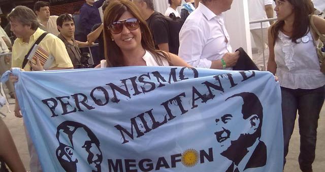 Militantes peronistas y de otros partidos políticos aguardan la llegada de Crisitna a la planta de Renault