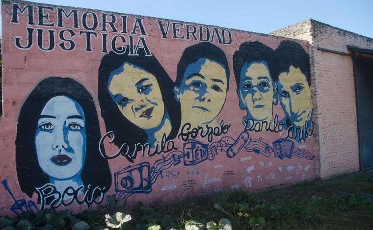 Mural con los rostros de las víctimas de la masacre (foto: Infobae)
