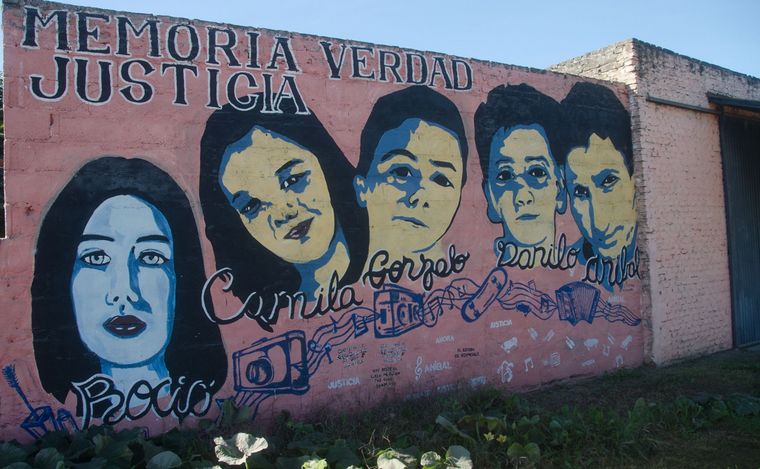 FOTO: Mural con los rostros de las víctimas de la masacre (foto: Infobae)