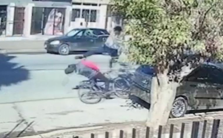 FOTO: Le robó la bici a un jubilado y un vecino lo bajó de una patada voladora.