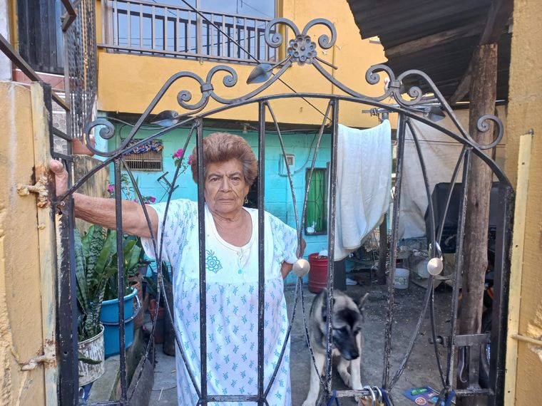 FOTO: Angelina, de 80 años, se rehúsa a hablar mal del fallecido capo narco. 