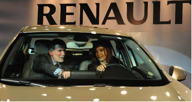 El titular de Renault, Dominique Maciet, junto a la Presidenta a bordo del Fluence