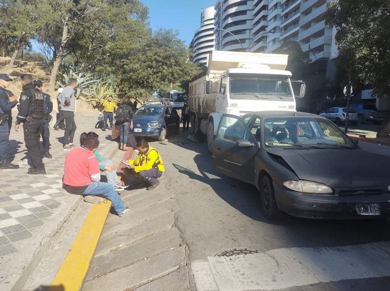 FOTO: Choque múltiple en avenida Poeta Lugones: un camión estrelló contra tres autos