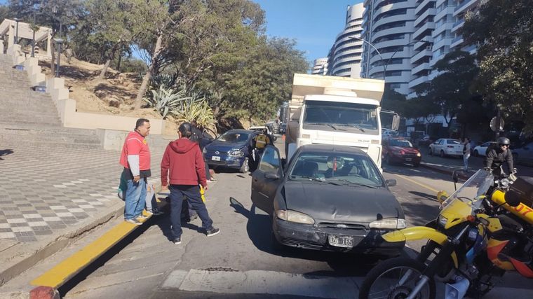 FOTO: Choque múltiple en avenida Poeta Lugones: un camión estrelló contra tres autos