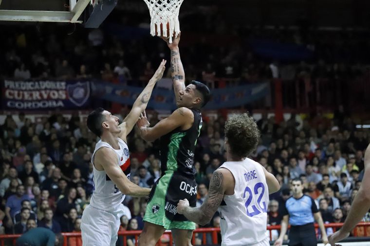 Atenas no se achicó y con su gente acompañando descontó en la serie. (La Liga)