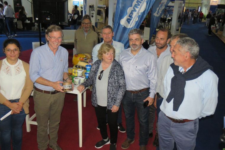 Agasajo. El funcionario recibió un presente de parte de la intendente Ana Meiners.