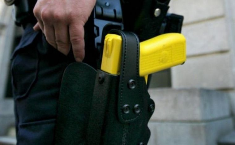 Ingresaron las primeras 60 pistolas Taser para la Policía porteña. 