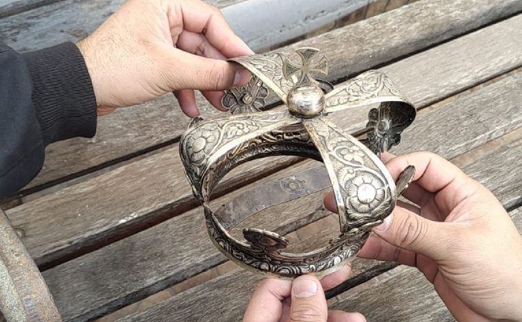 FOTO: Recuperaron la corona de plata robada de la Catedral de Córdoba: hay dos detenidos.