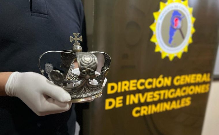 FOTO: Recuperaron la corona de plata robada de la Catedral de Córdoba: hay dos detenidos.