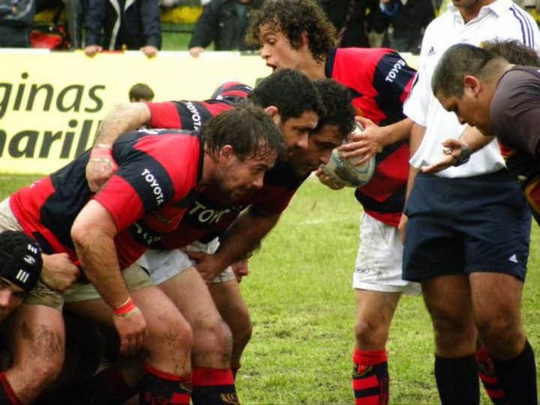 FOTO: Javier Ramón brinda contención a los chicos de la mano del rugby y el golf.