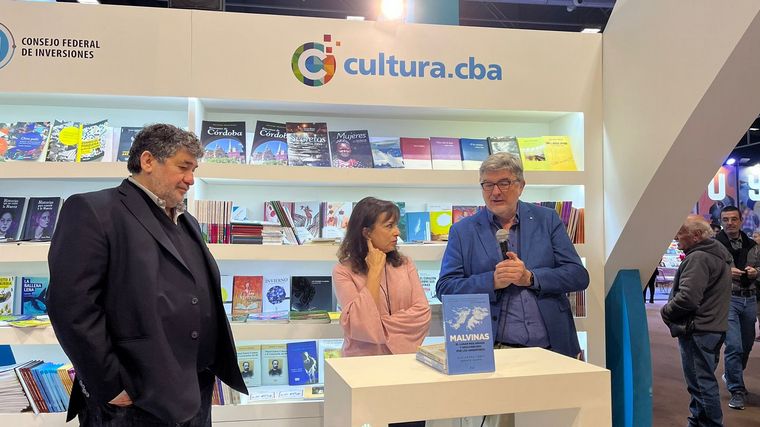 FOTO: Cadena 3 y su cobertura en Malvinas, presente en la Feria del Libro de Buenos Aires.