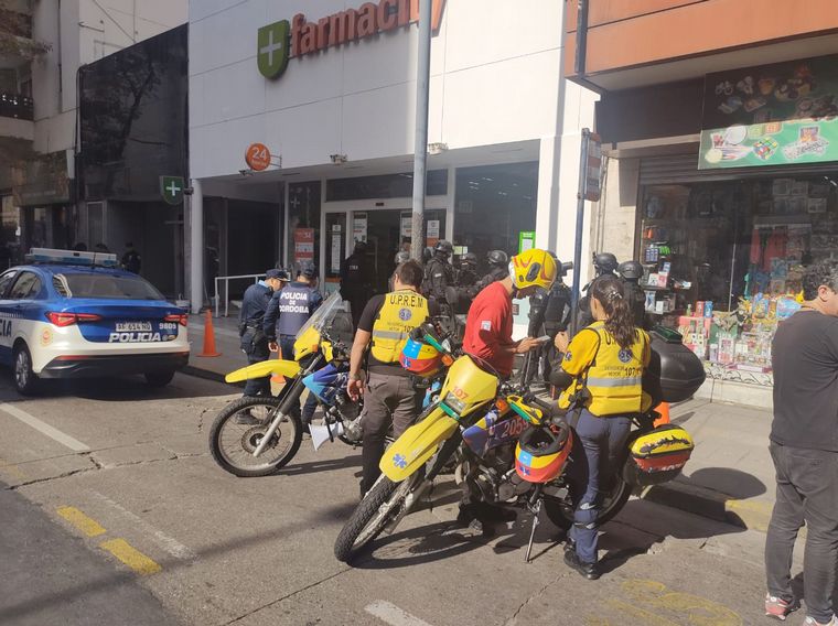 Un joven se atrincheró en un local Farmacity con una navaja