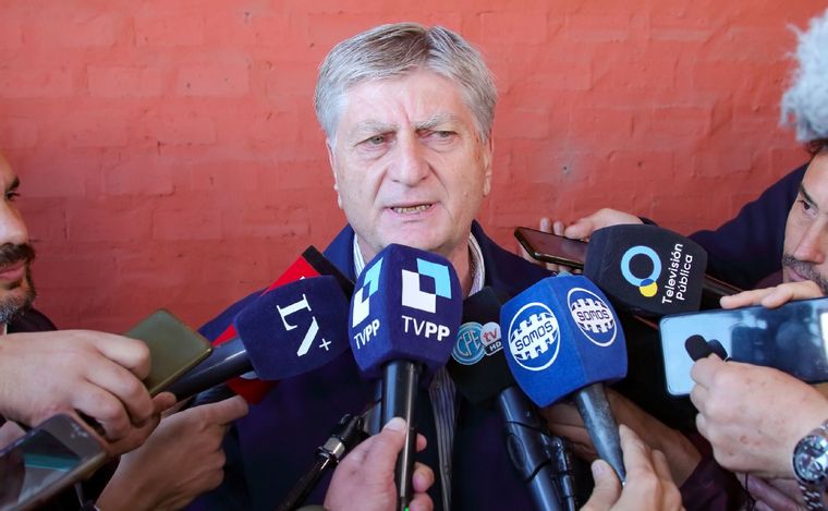 El gobernador Gustavo Ziliotto habló con la prensa tras votar (Foto: Télam).