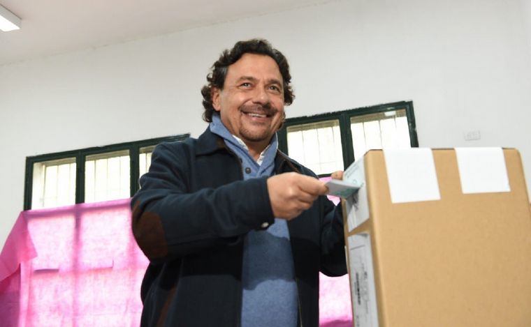 El mandatario provincial, Gustavo Sáenz, al momento de votar. 