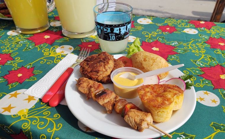 El Patio Rodrigo Bueno con platos de Perú, Paraguay y Bolivia. 