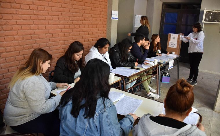 Había demoras para votar en San Juan por la cantidad de boletas. (Foto: Télam)