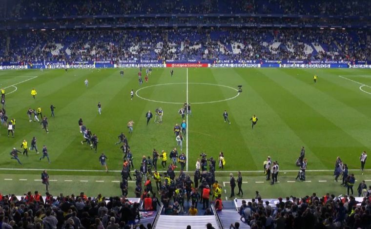 Los hinchas del invadieron la cancha y corrieron a los jugadores del Barsa