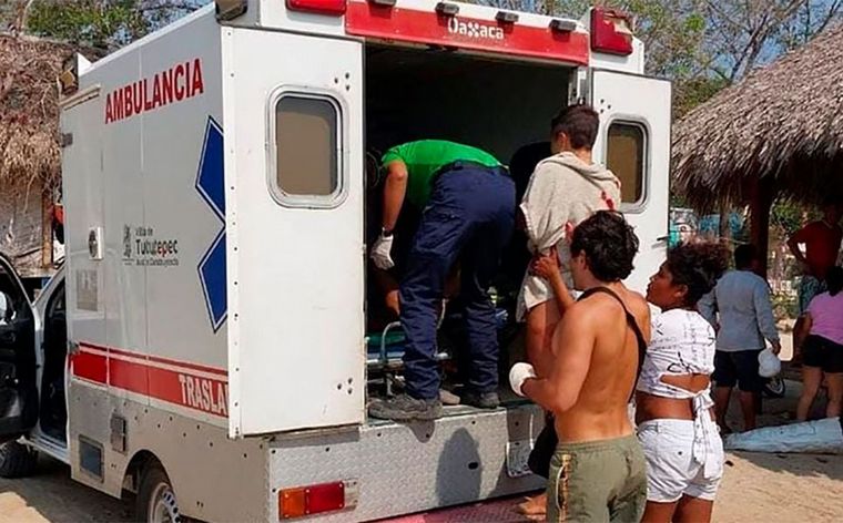 FOTO: Trasladan en avión sanitario a uno de los jóvenes atacado a machetazos en México