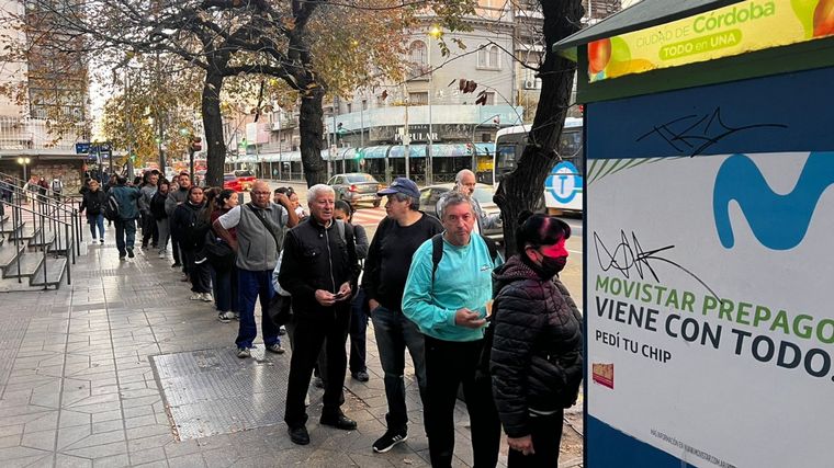 FOTO: Largas filas en Córdoba para cargar la Red Bus tras el hackeo
