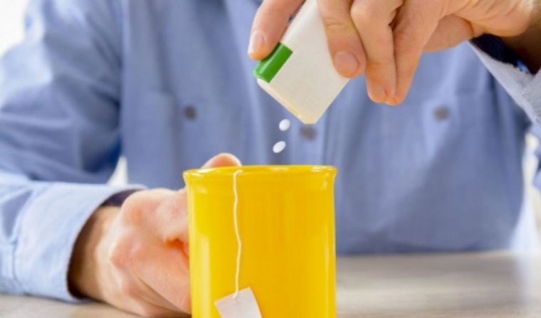 La advertencia alcanza a la sacarina, sucralosa y estevia, entre otros.