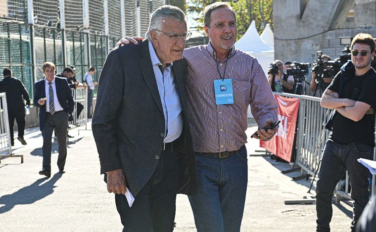 FOTO: José Luis Gioja (izquierda), en el Congreso del PJ. (Foto: Télam)