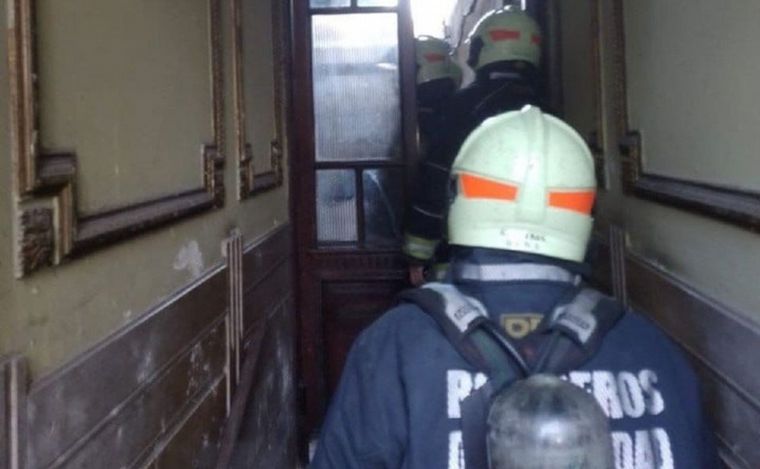 Bomberos acudieron al lugar ante la fuga (Foto: Clarín)