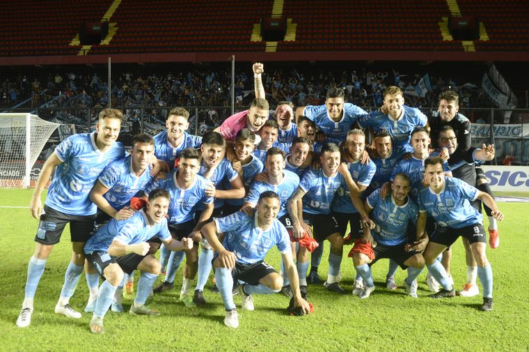 FOTO: Los jugadores de Estudiantes de Río Cuarto celebran el pase de ronda.