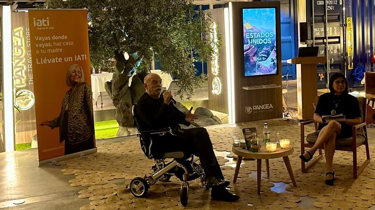 FOTO: Martín Caparrós contó por qué ahora usa silla de ruedas