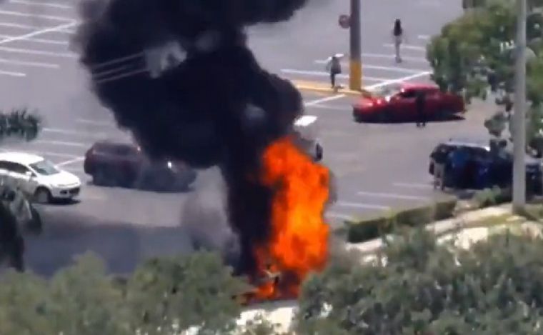 Una avioneta se estrelló en una calle de Hollywood. (Foto: captura de video)
