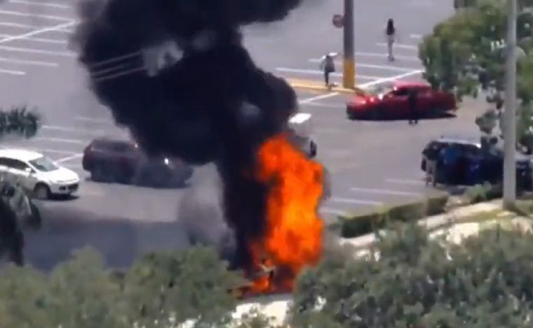 FOTO: Una avioneta se estrelló en una calle de Hollywood. (Foto: captura de video)