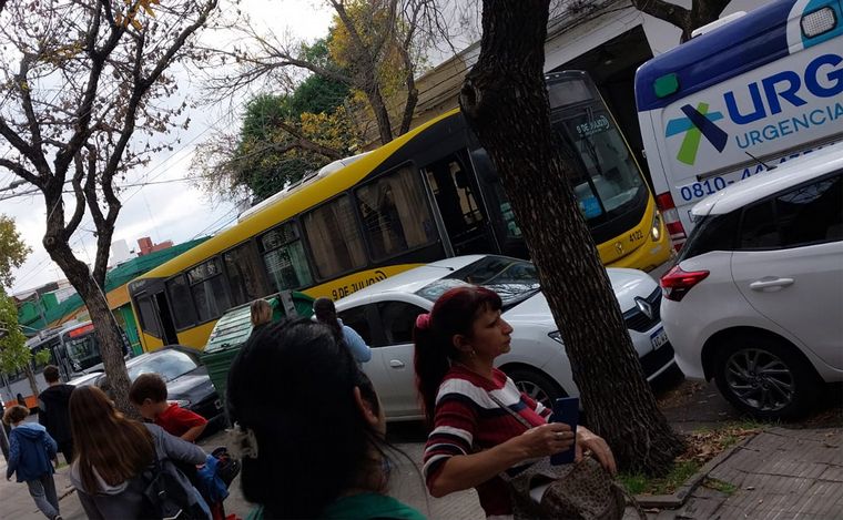 FOTO: Rosario: una decena de heridos tras un fuerte choque entre auto y colectivo. 