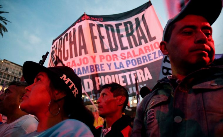 FOTO: Piqueteros marchan en CABA en reclamo de asistencia alimentaria a comedores